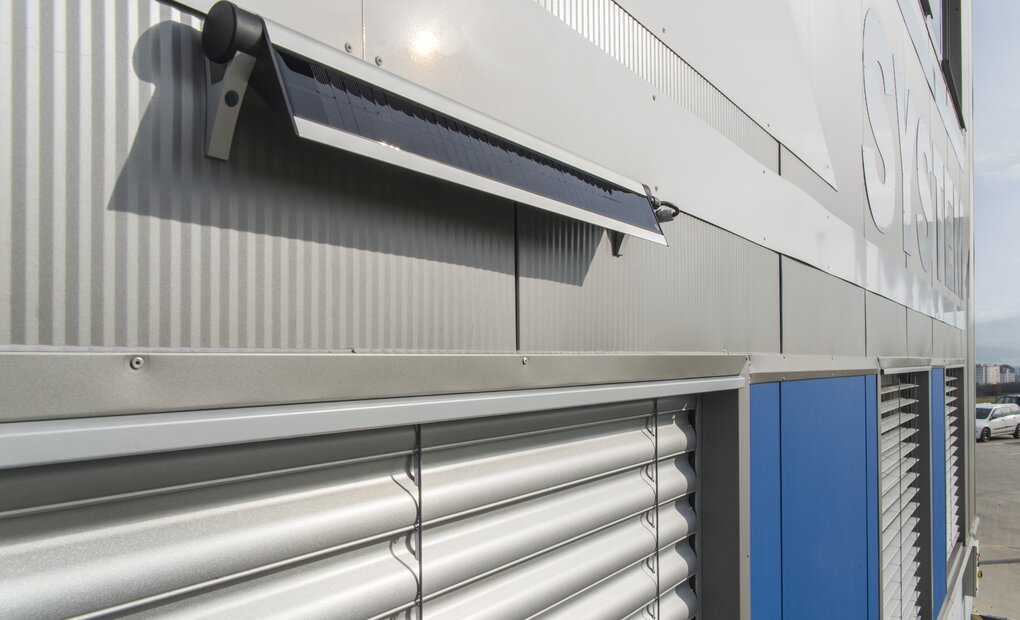 Solar-powered exterior blinds K-system