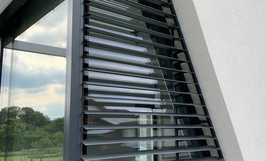 Fixed sun blinds