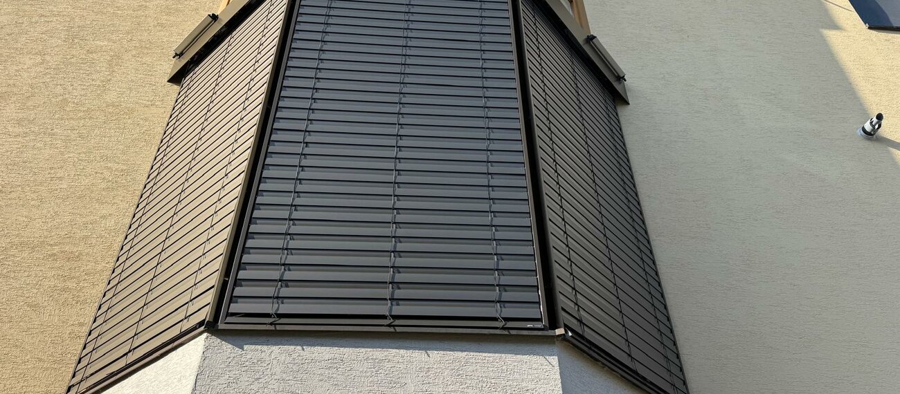 Solar-powered external blinds