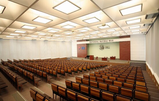 Aula UMB, vertikálne žalúzie K-system, Banská Bystrica